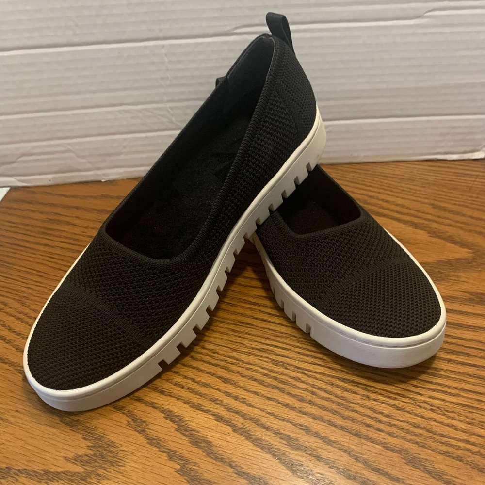 Vionic Black and White Slip-On Sneakers size 7.5 classic comfortable slip on fun